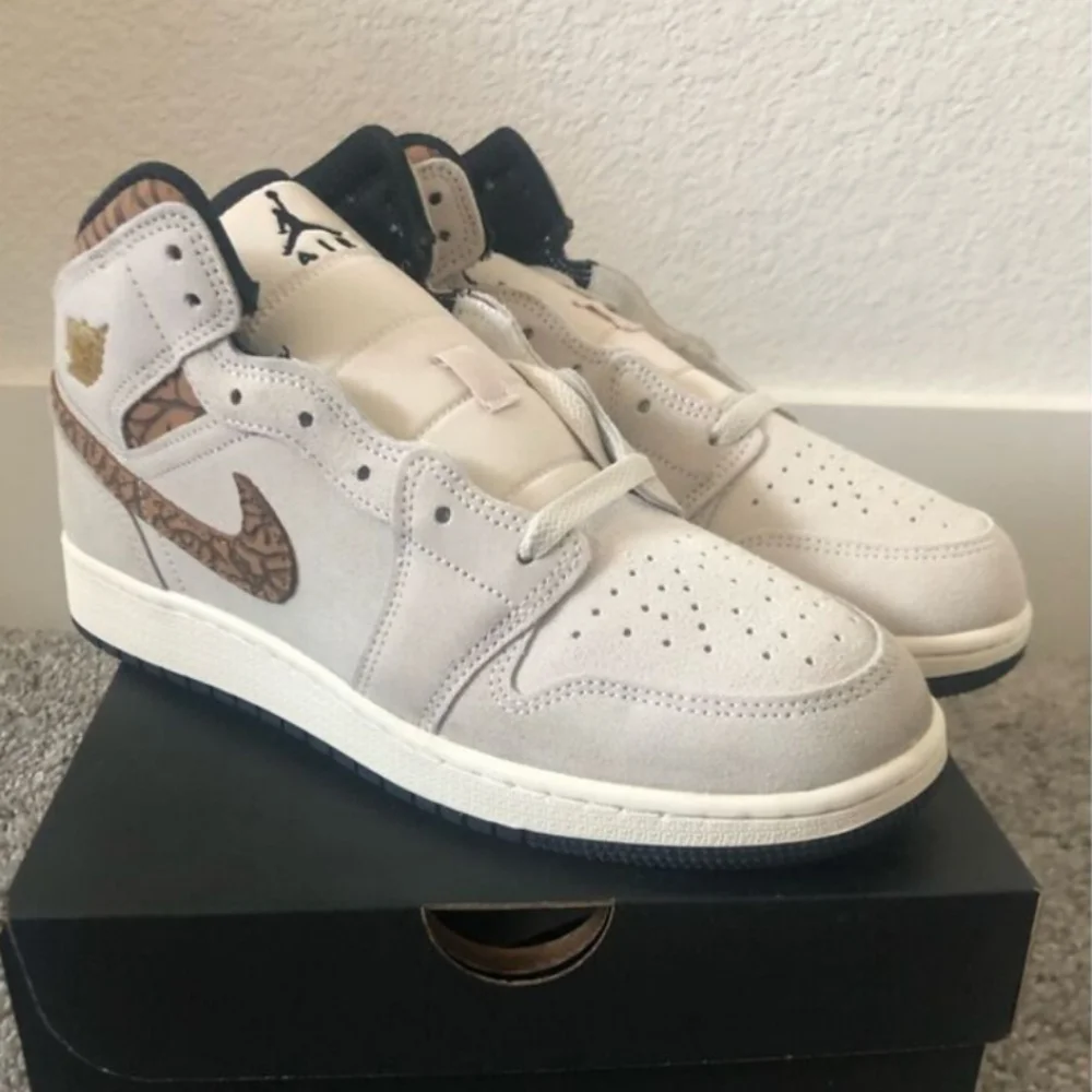Nike Air Jordan 1 Mid SE Brown Elephant Light Sneakers 7Y